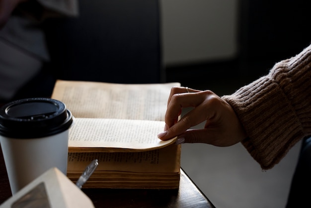 打乒乓球发球时手腕会晃